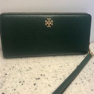 Authentic Tory Burch - slim wristlet envelope NWT